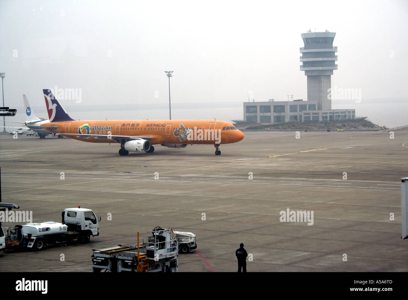 MFM, Aeroporto di Macao e Macao, SAR, Cina, aria di Macau e torre di controllo Foto Stock