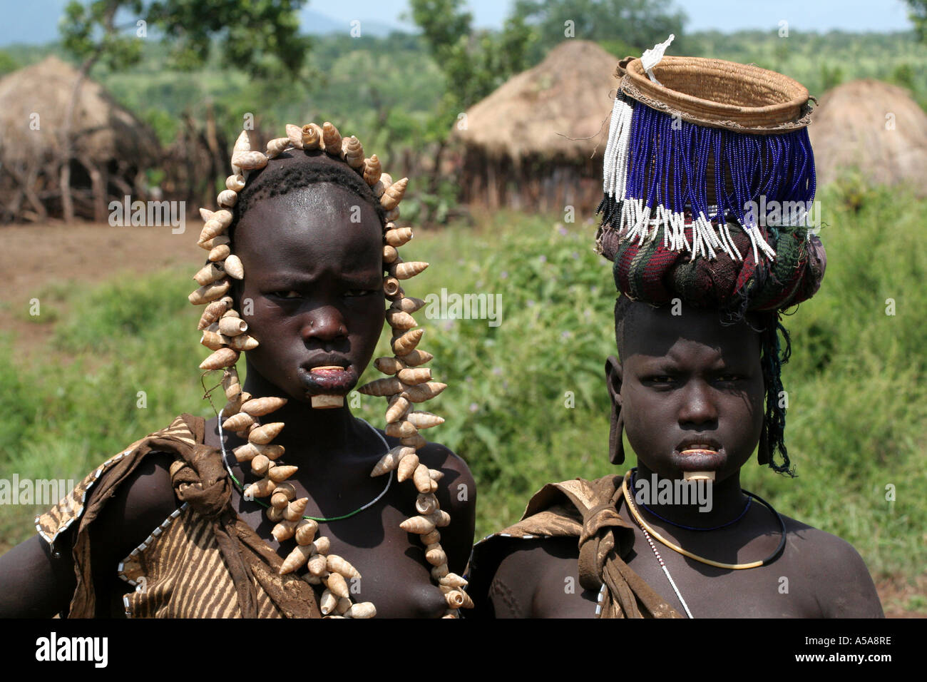 Tribù dei Mursi ragazze con labbro di piastra inferiore di Valle dell'Omo, Etiopia Foto Stock