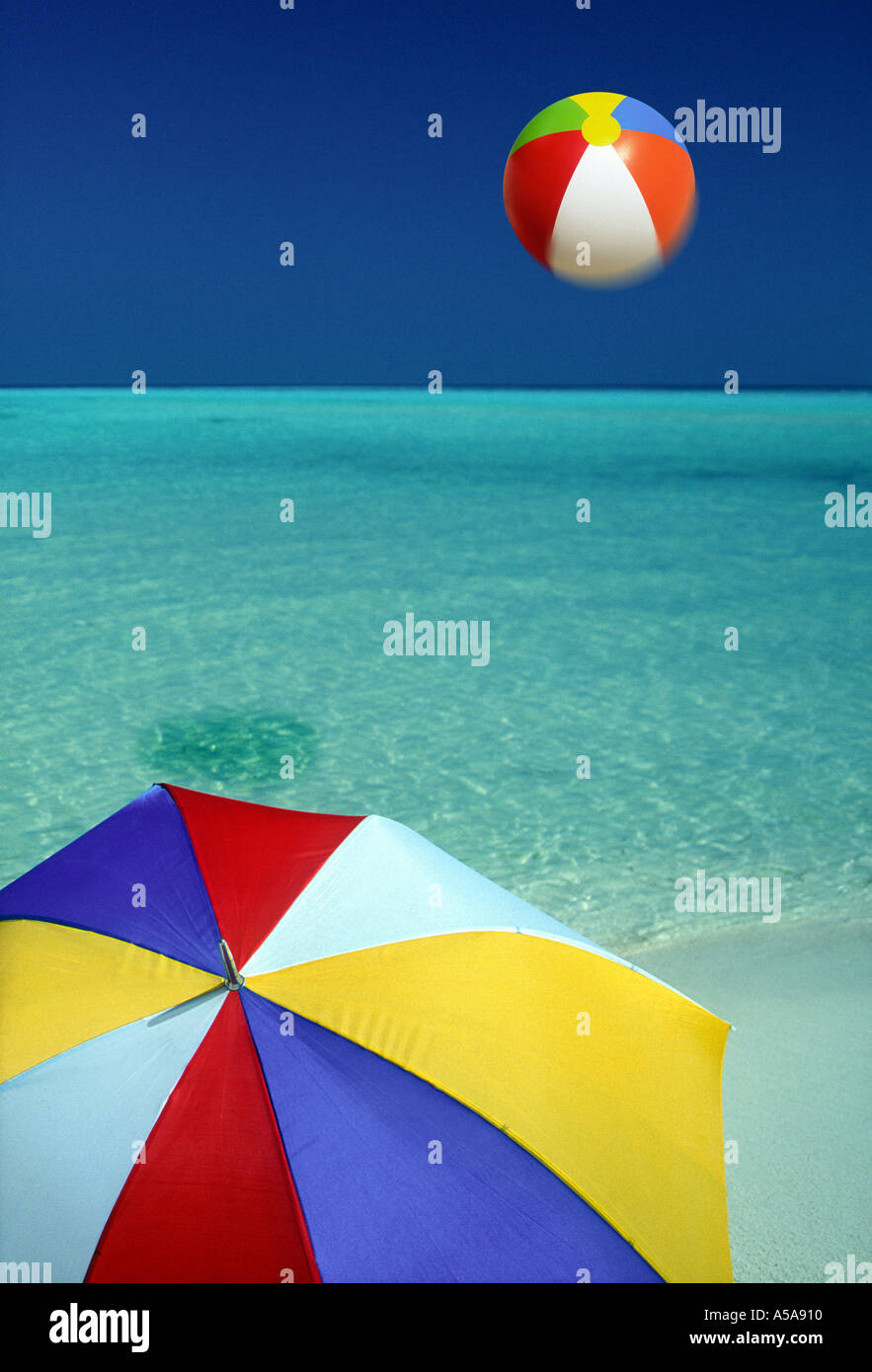 Ombrellone e palla spiaggia in spiaggia tropicale Maldive Foto Stock