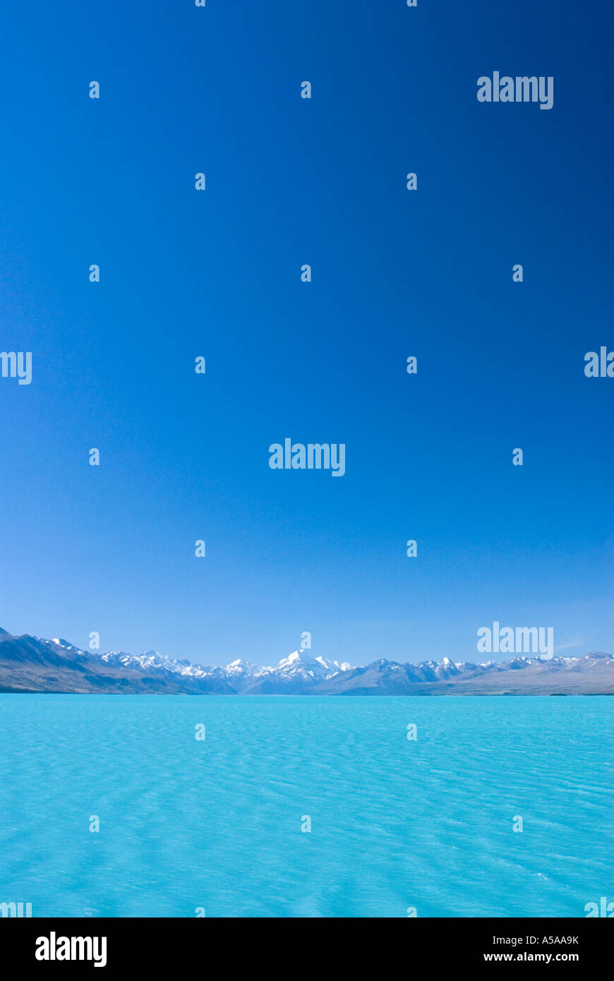 Panorama del Lago Pukaki con il Mount Cook mountain range in background. Foto Stock