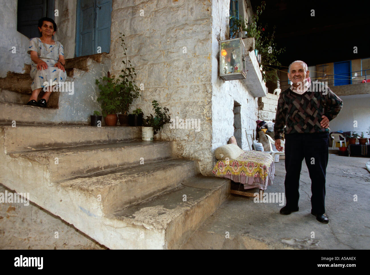 Una vecchia coppia libanese rilassante davanti alla loro casa in Libano Bcharre Foto Stock