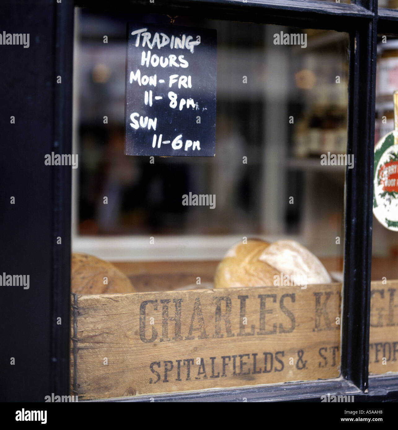Un orario di contrattazione segno nella vetrina di un negozio di generi  alimentari in spitalfields london Foto stock - Alamy