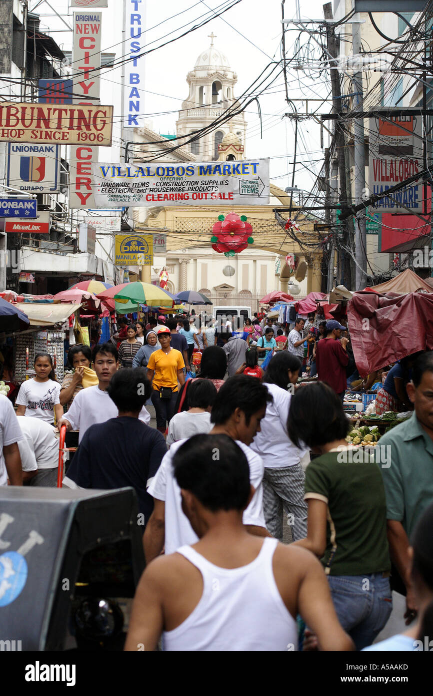 Quiapo chiesa alla fine di una strada di mercato, Manila, Filippine Foto Stock