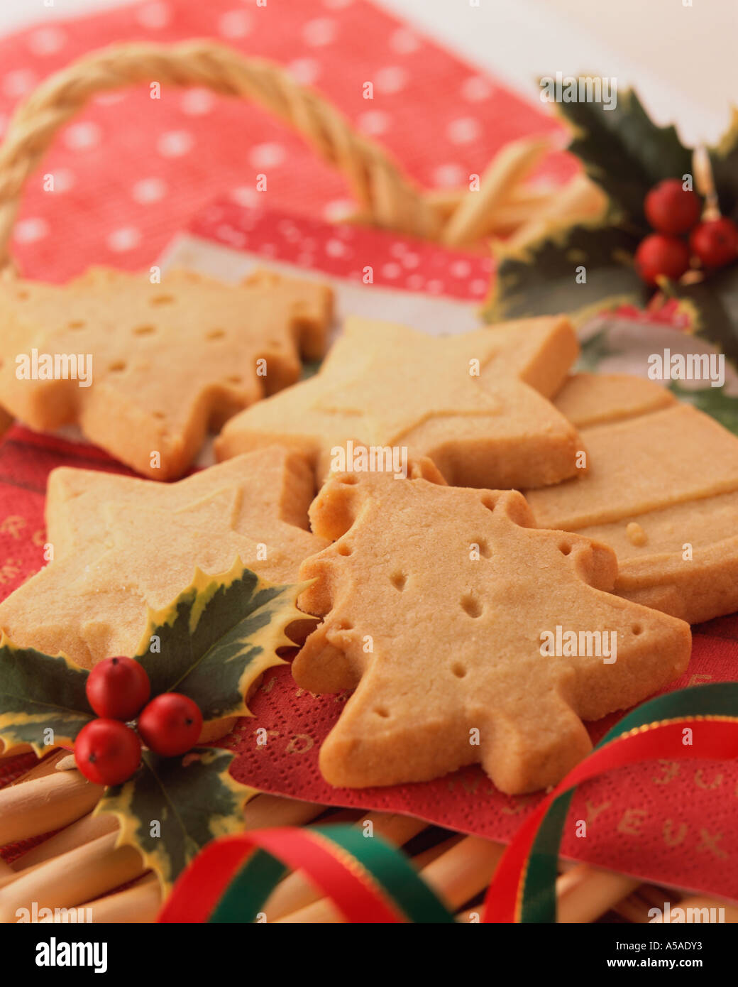 Close up dei confetti a forma di stelle e alberi di Natale Foto Stock