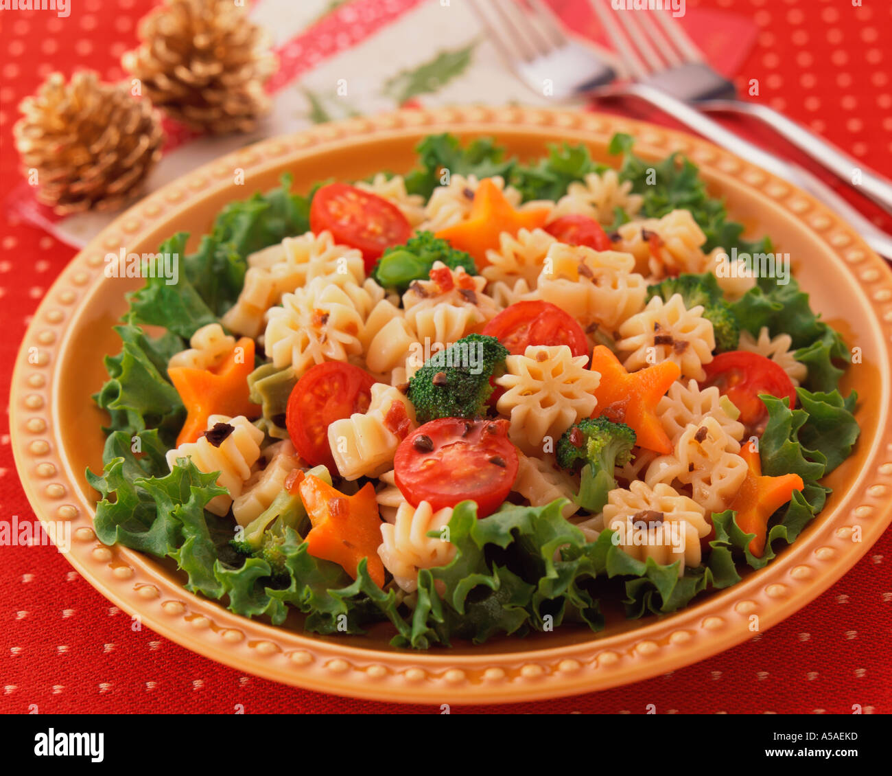 Elevato angolo di visione di un piatto pieno di insalata Foto Stock