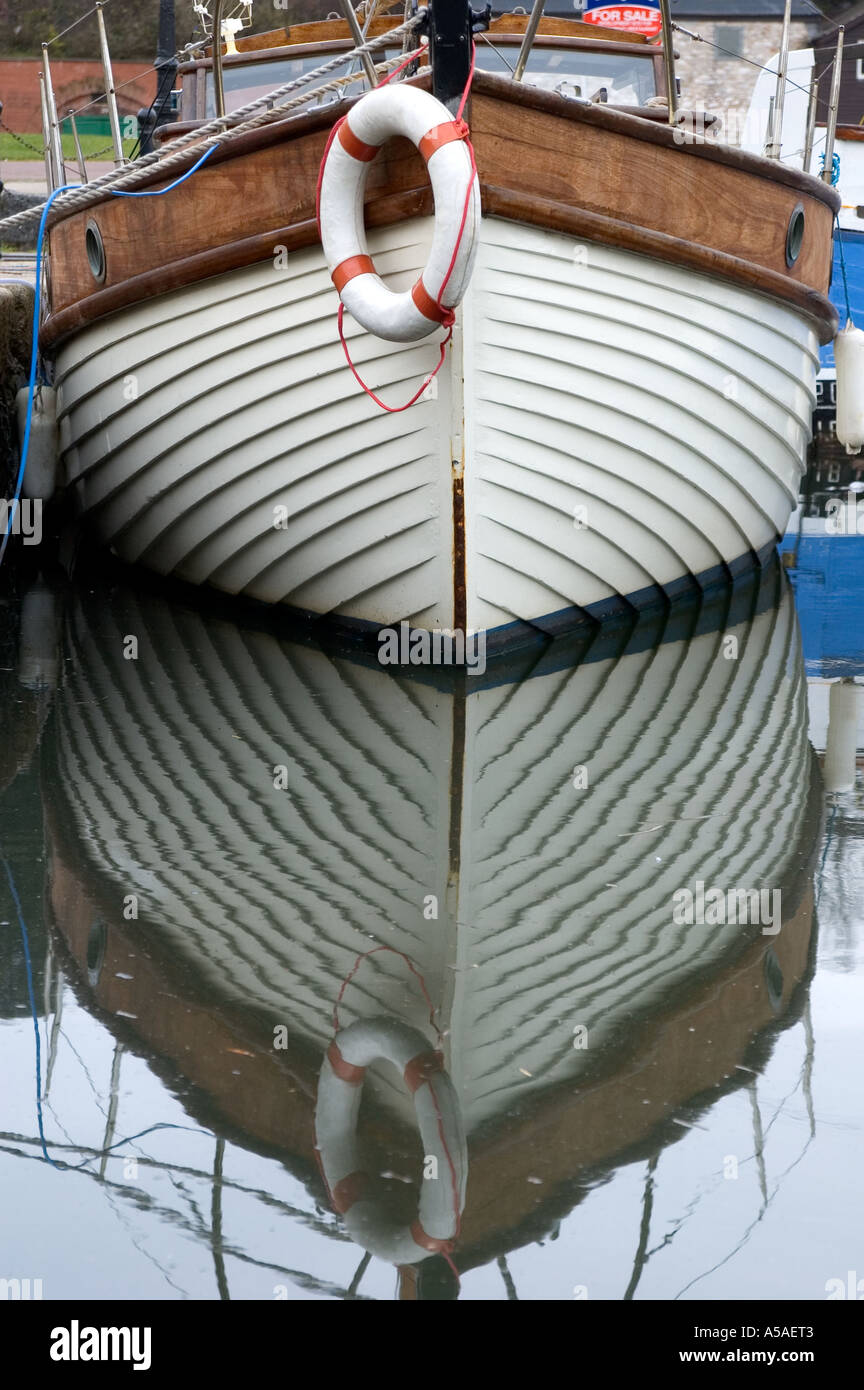 Riflessioni in acqua delle vecchie banchine in Exeter Devon, Inghilterra Foto Stock