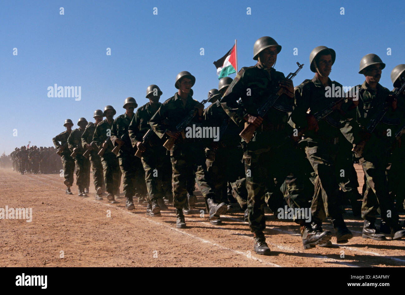 Polisario soldati che marciano in Saharawi celebrazioni del Giorno dell'indipendenza, Western Algeria Foto Stock