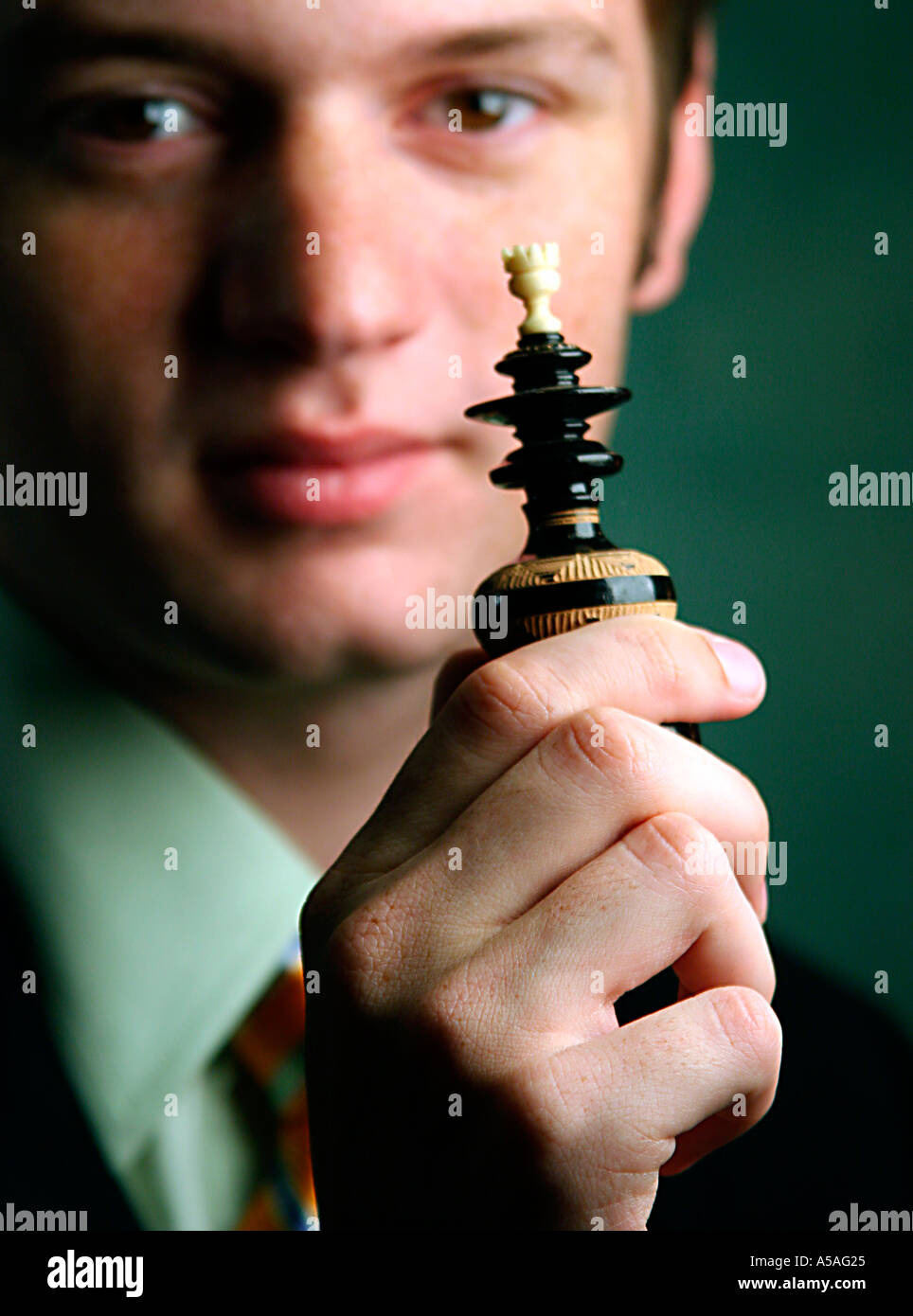 Uomo con pezzo degli scacchi Foto Stock