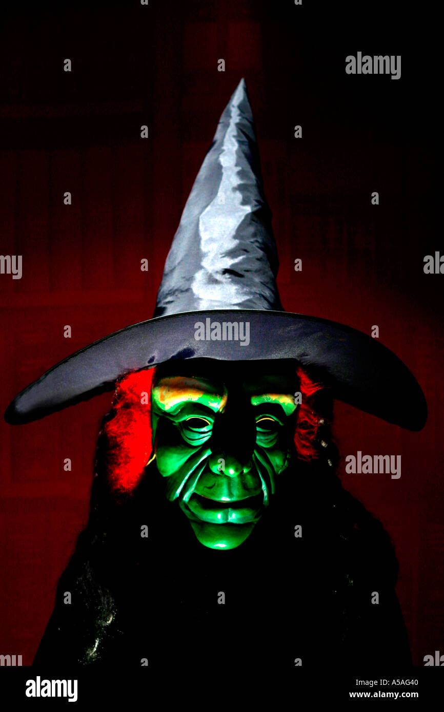Scary verde maschera di Halloween con witch hat Foto Stock
