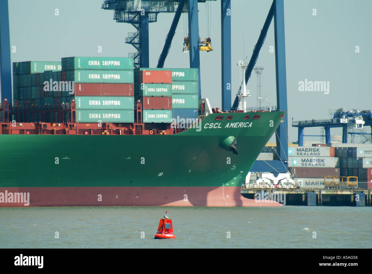 Primo piano vista prua di una nave containers CSCL America operata dalla Cina Shipping Container Lines attraccato al porto di Felixstowe Suffolk Inghilterra UK Foto Stock