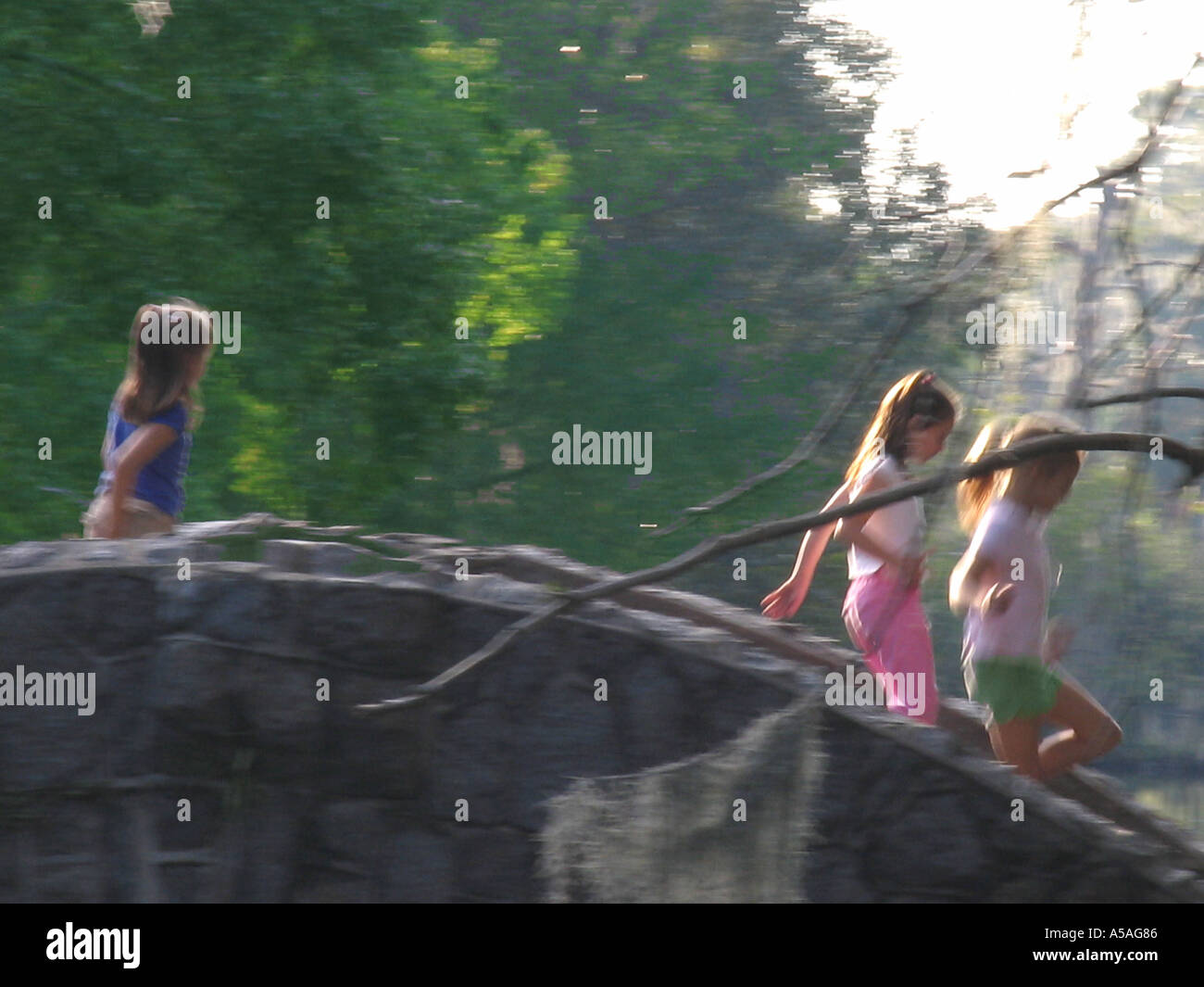 Bambine in esecuzione su bridge Foto Stock