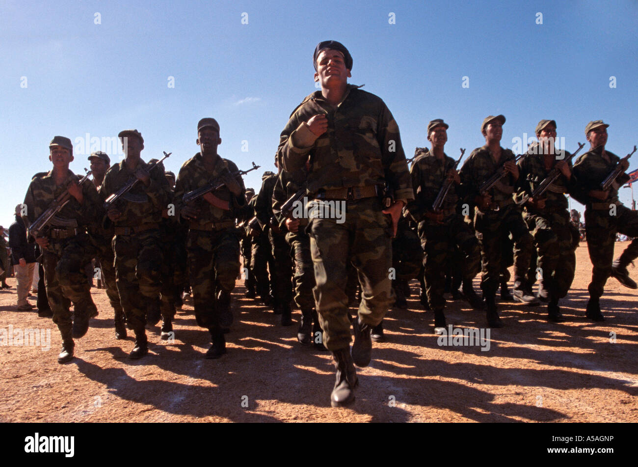 Soldati che marciano in parata durante celebrazioni del giorno dell'indipendenza, il Sahara occidentale Foto Stock