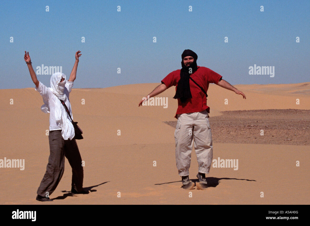 Uomini Sahrawi divertirsi a Tindouf Algeria occidentale Foto Stock