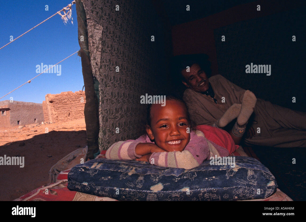 Una bambina Saharawi sdraiato nella sua tenda a Tindouf Algeria occidentale Foto Stock