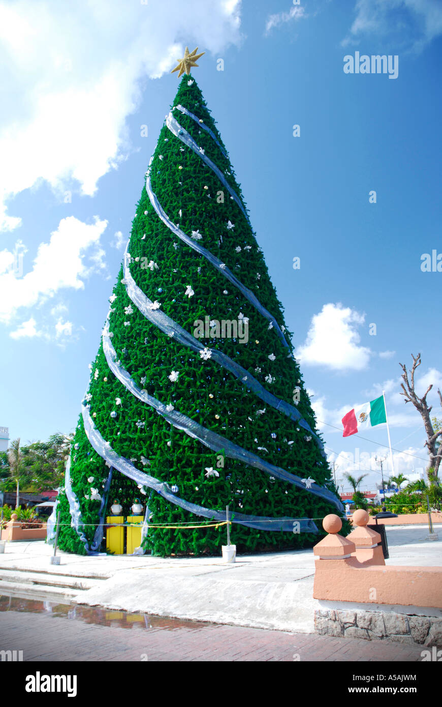 Spirito natalizio su Isla de isola di Cozumel, Messico. Un grande albero di Natale in piazza di San Miguel. Foto Stock