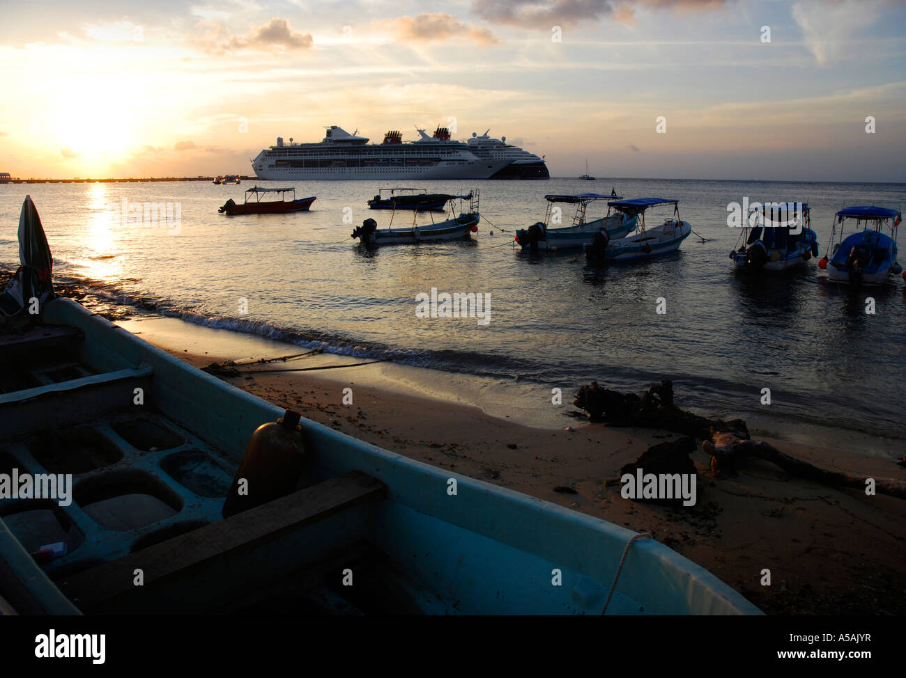 Il Mar dei Caraibi è calma durante il tramonto in San Miguel de Cozumel, la capitale di Isla de isola di Cozumel, Messico. Foto Stock