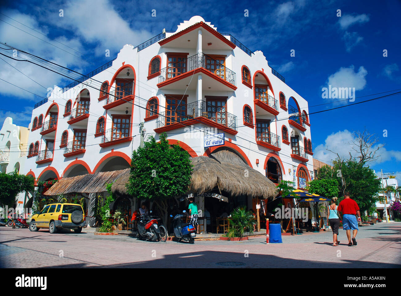 Alberghi ristoranti bar e negozi a dominare la Quinta Avenue la grande strada pedonale in Playa del Carmen in Messico Foto Stock