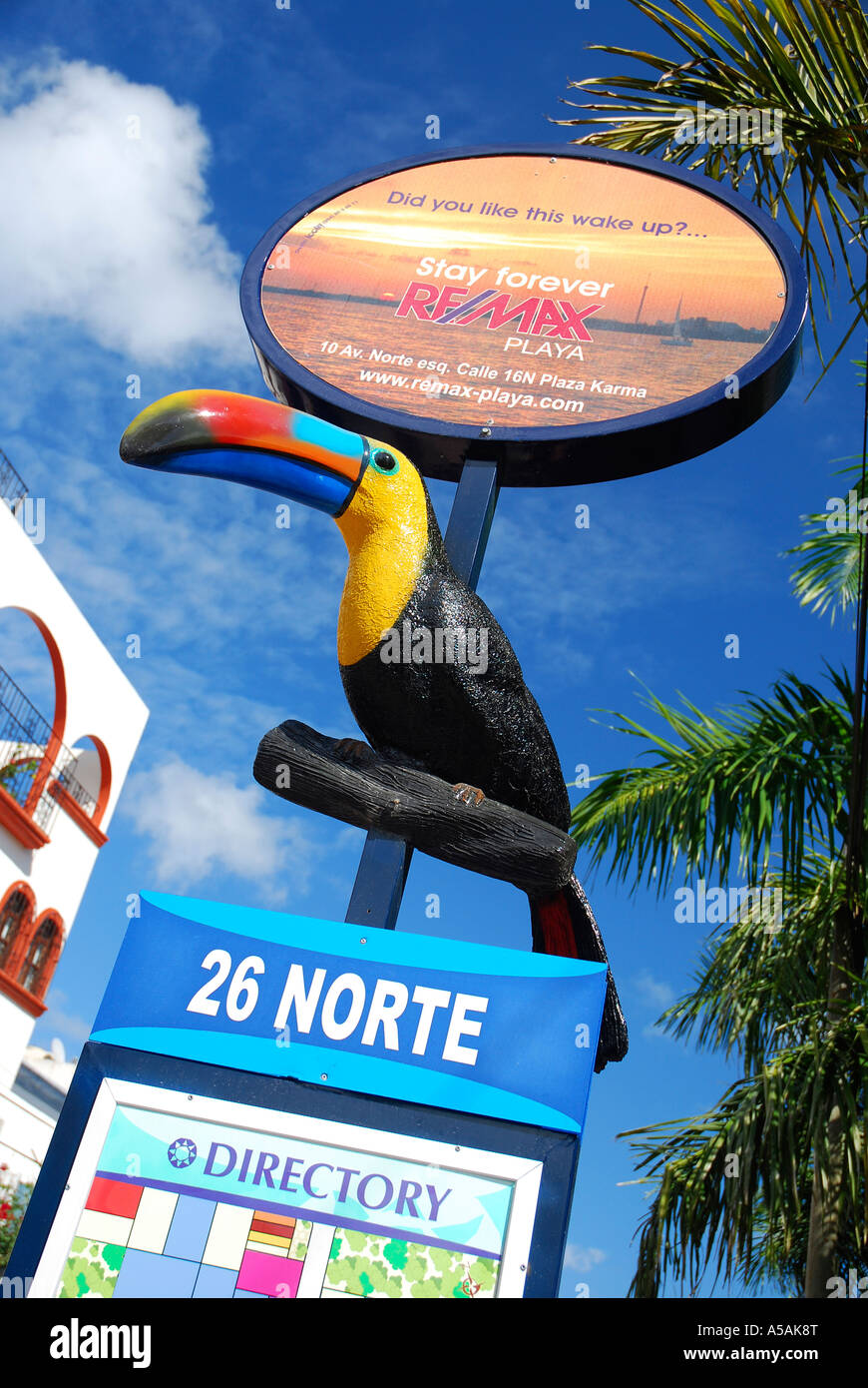 Una scultura di tucan bird decorare un angolo della Quinta Avenue 26 Norte in Playa del Carmen in Messico Foto Stock