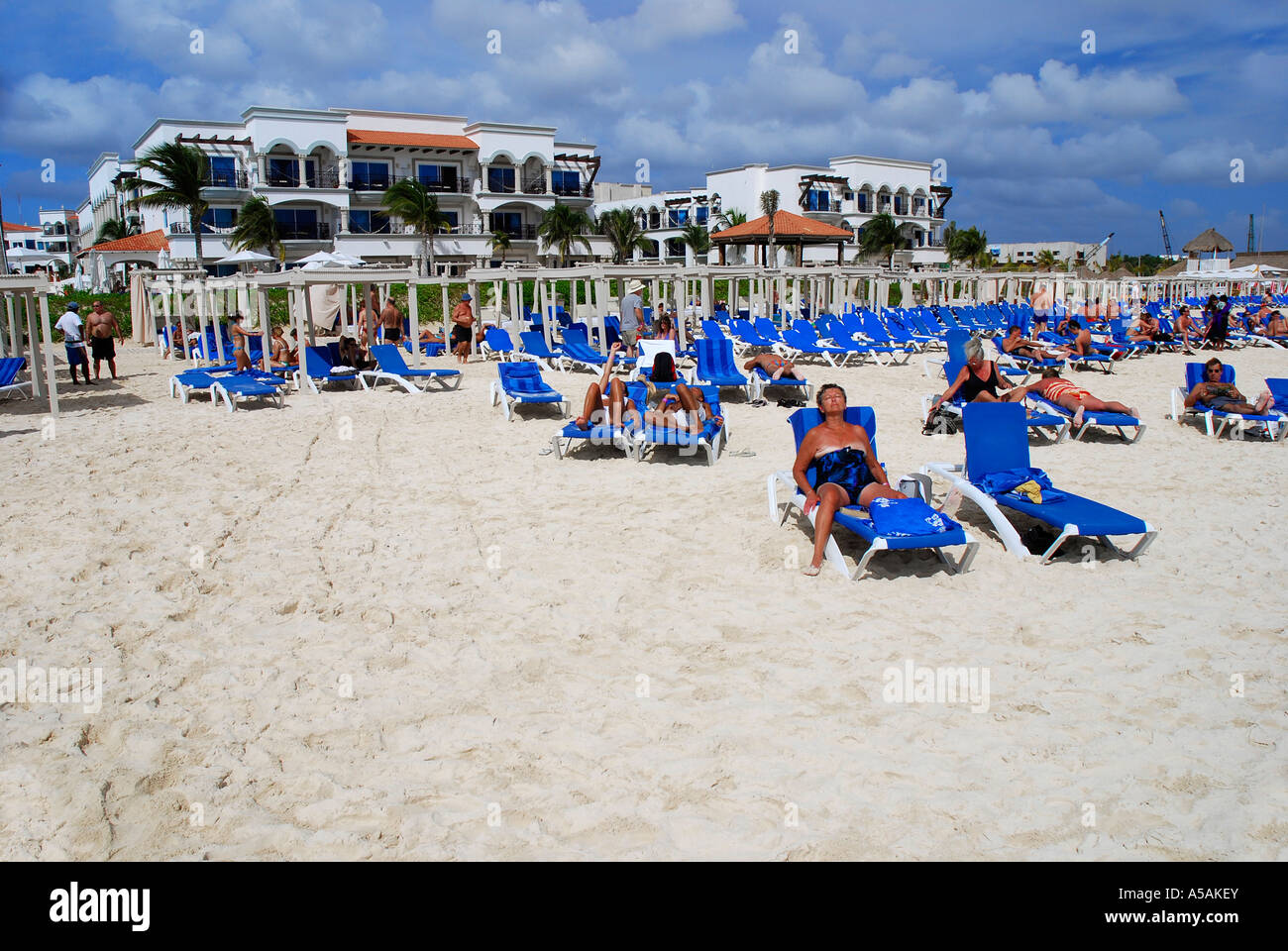 Presso il beach club dell'hotel lungo la spiaggia di Playa del Carmen in Messico si può noleggiare una sedia a sdraio o ordinare cibo e bevande Foto Stock