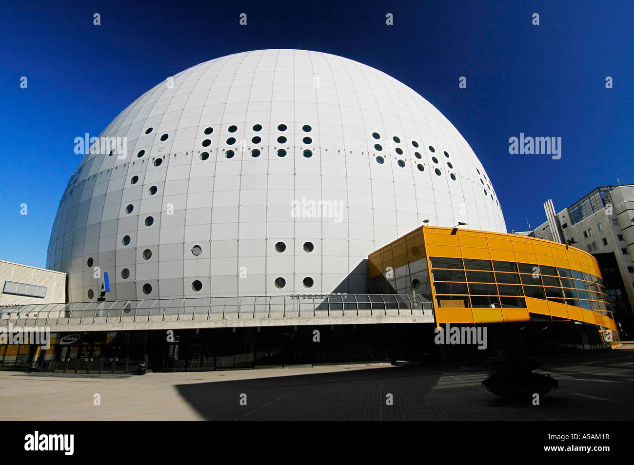 L'otturatore sferico di Globe Arena nel sud di Stoccolma in Svezia è il più grande luogo al coperto per lo sport e concerti Foto Stock