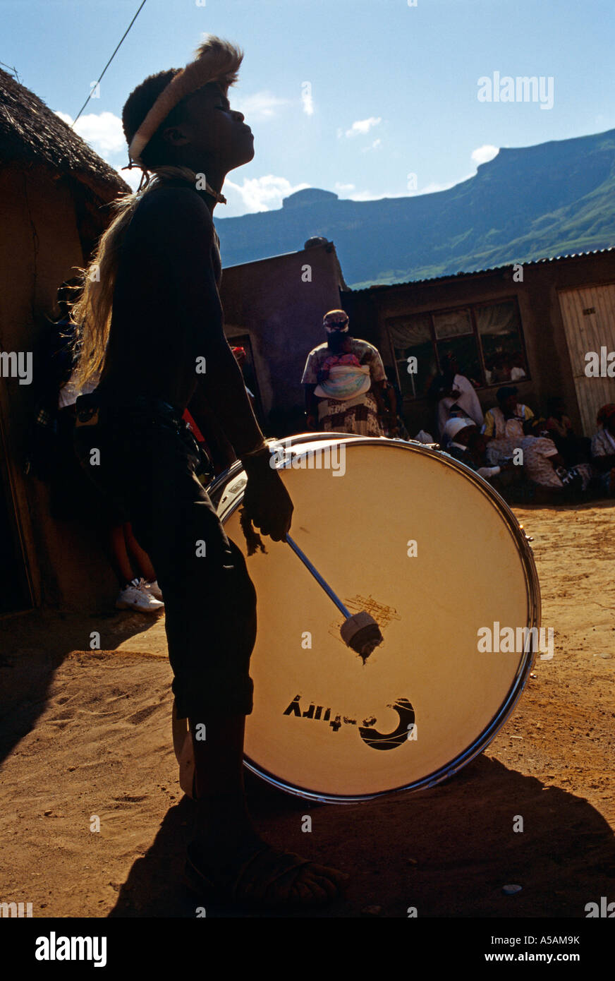 Un uomo Zulu suonando la batteria in Sud Africa Foto Stock