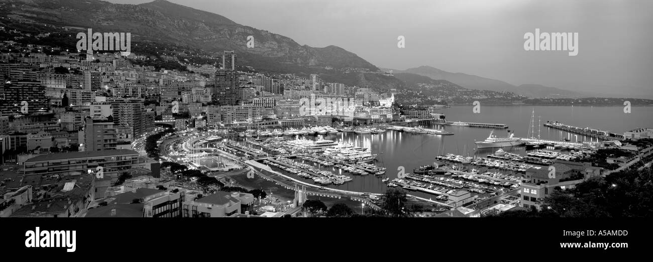 In bianco e nero vista panoramica del principato di Monaco tra cui porto preso dalle monarchie cortile di notte Foto Stock