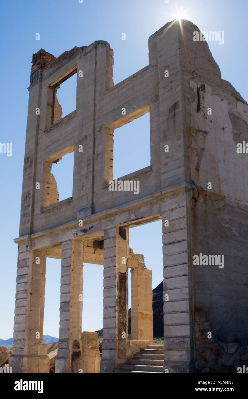 Rovine di Cook banca in riolite città fantasma appena ad ovest di Beatty vicino a valle della morte Nevada Stati Uniti d'America Foto Stock