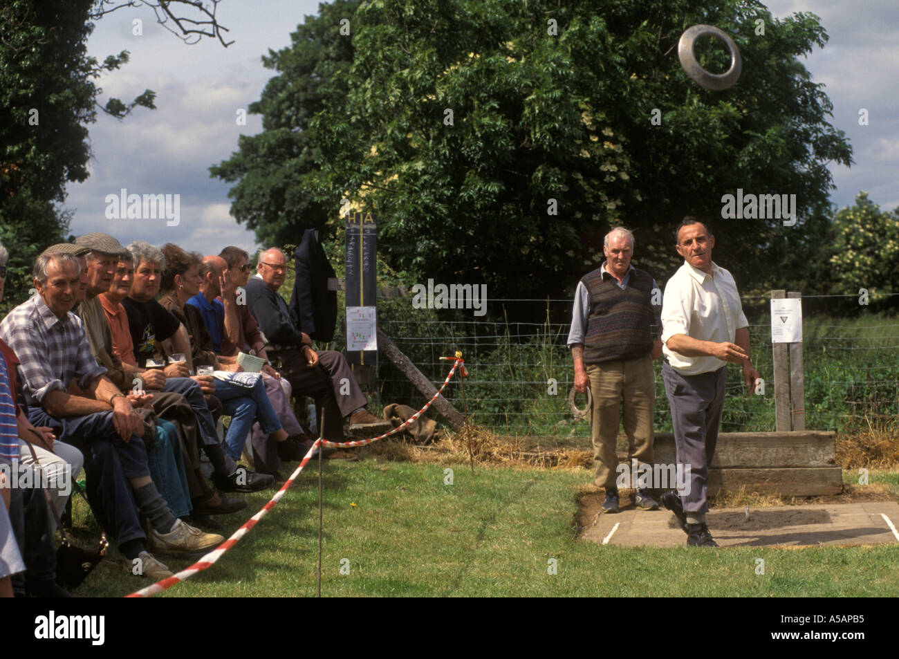 La competizione Quoits si abbina allo sport tradizionale, Snape North Yorkshire England 1990s UK HOMER SYKES Foto Stock