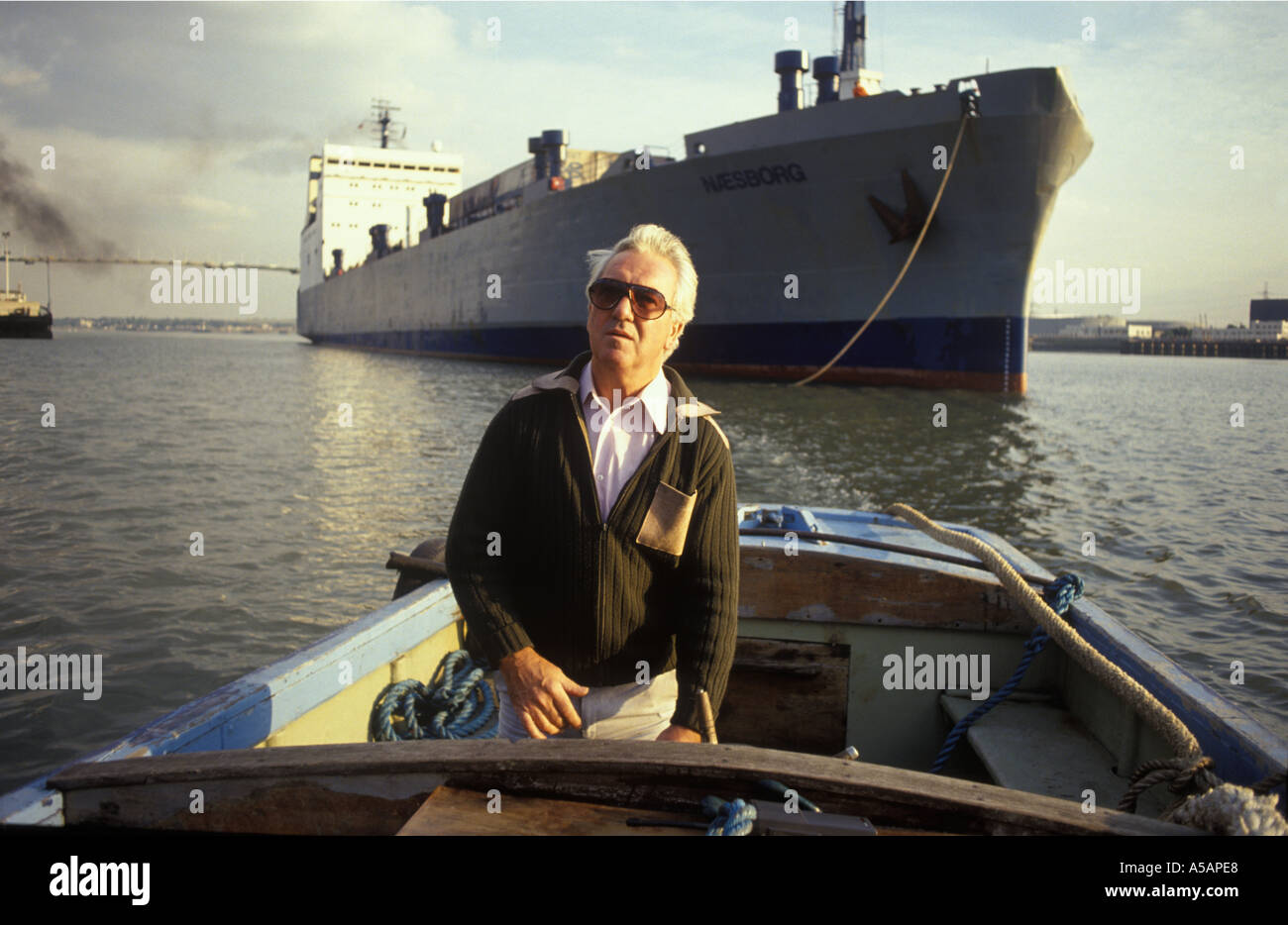 L'uomo d'acqua del Tamigi Michael Fletcher, i moli, il pilota guida un traghetto Roll on Roll Off da Zeeburger al Purfleet Thames Terminal, Essex. Dartford Foto Stock