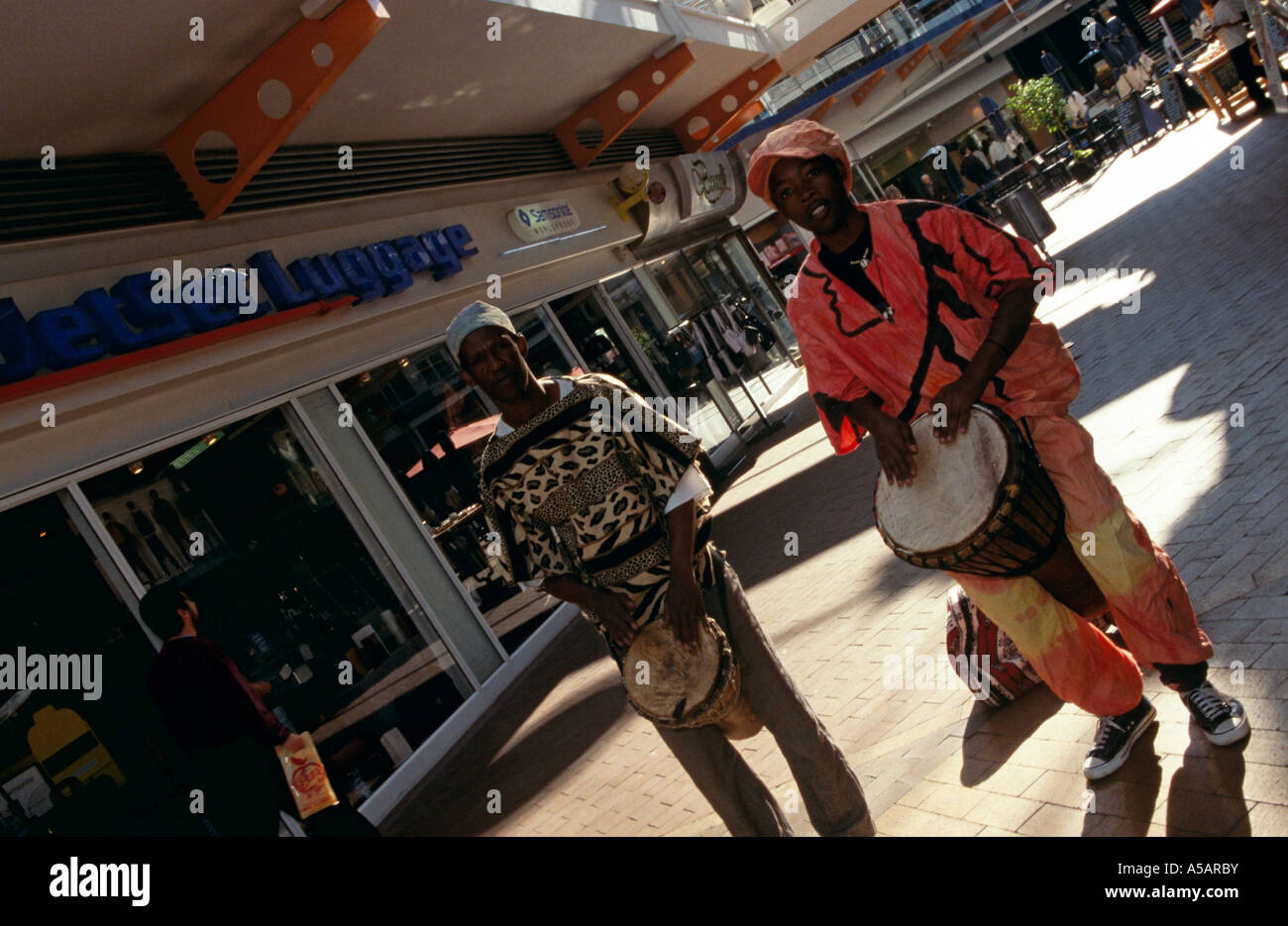 Gli uomini la riproduzione di strumenti musicali per le strade di Rosebank Johannesburg Foto Stock