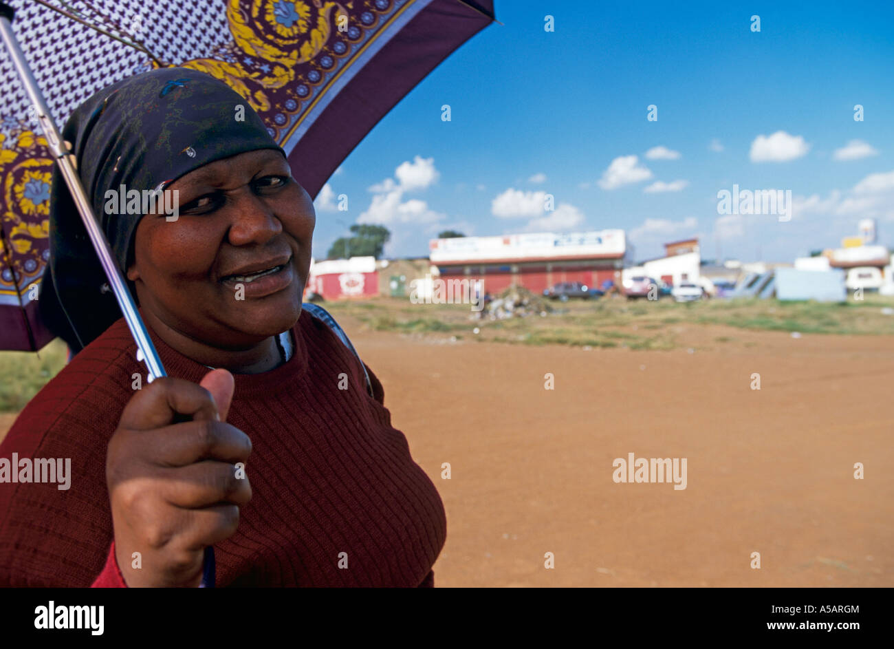 Una donna africana con ombrello Sud Africa Foto Stock