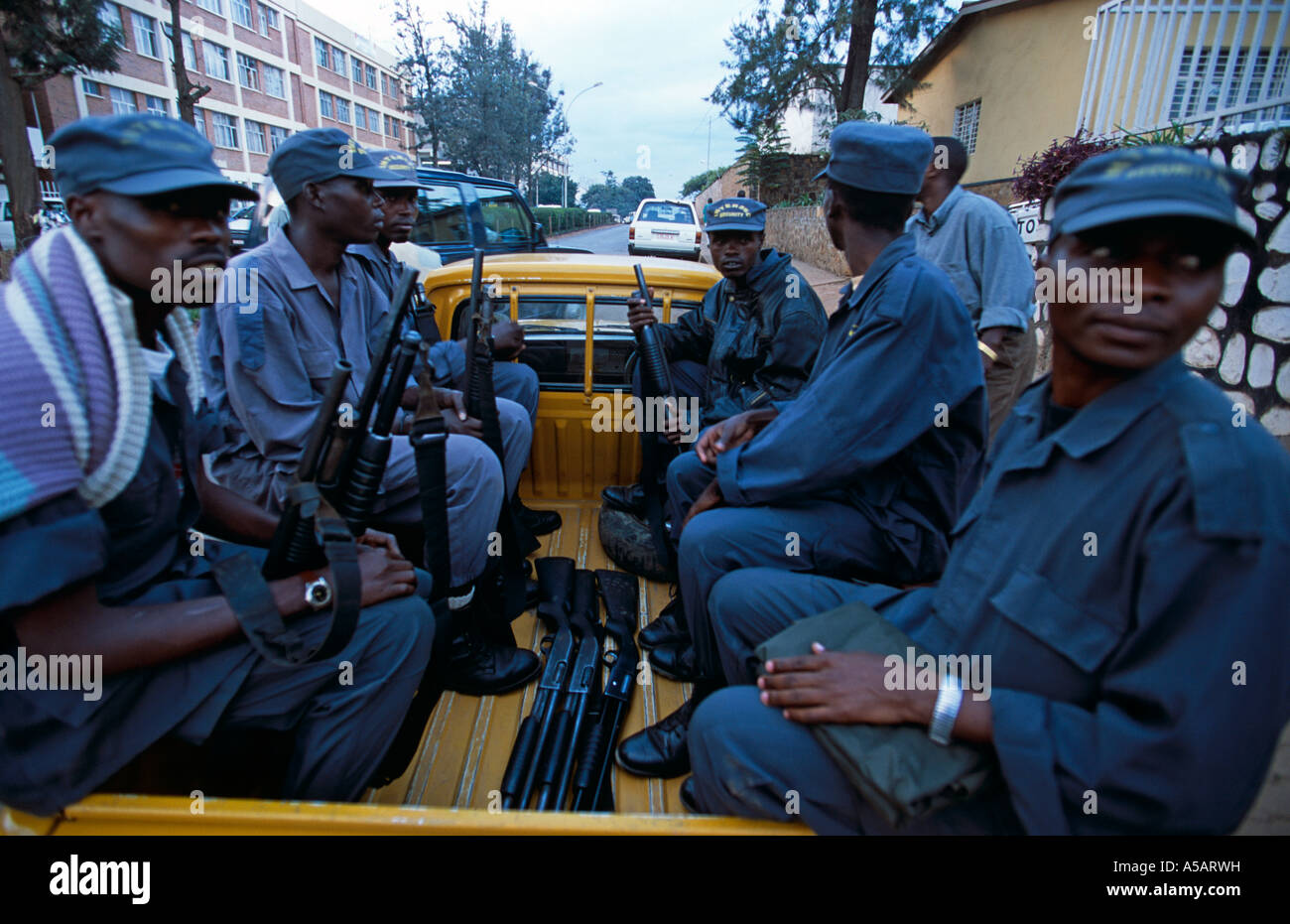 Poliziotti ruandesi con pistole sul carrello, Kigali, Africa Foto Stock