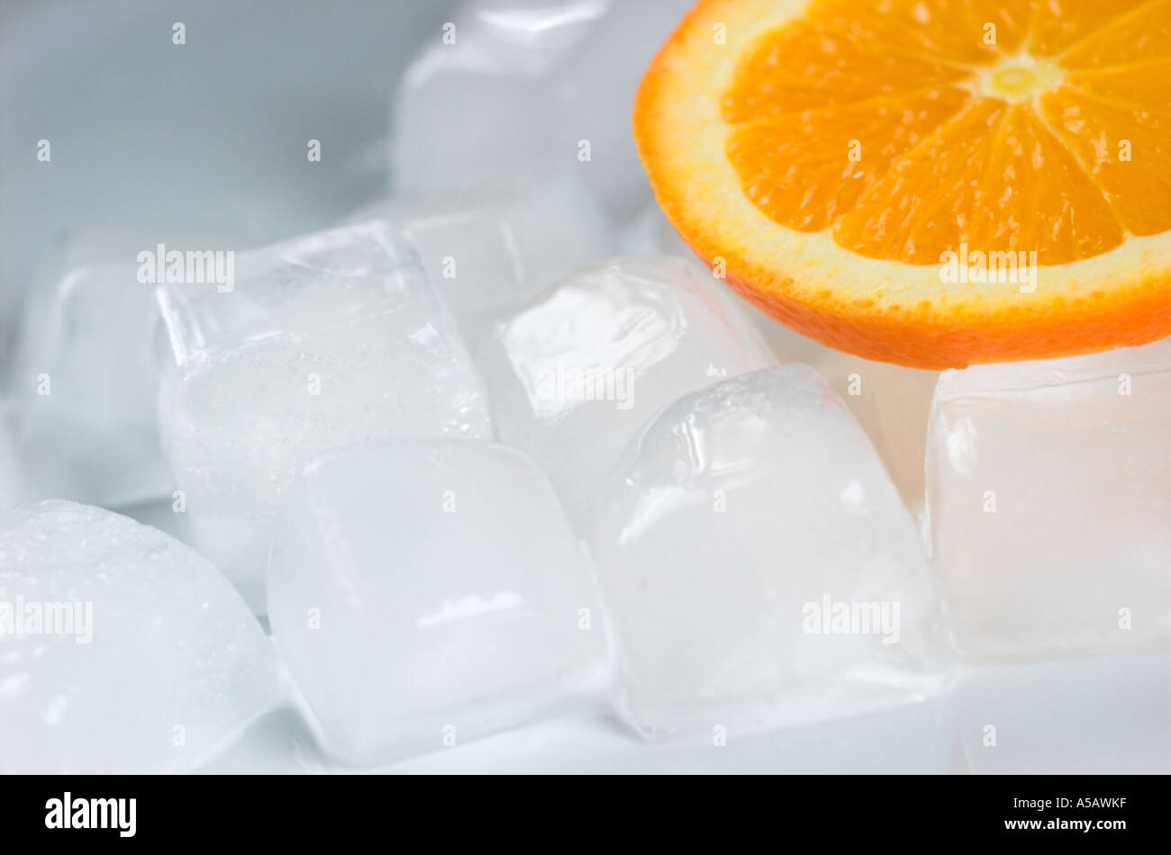 Fettina di arancio su ghiaccio Foto Stock