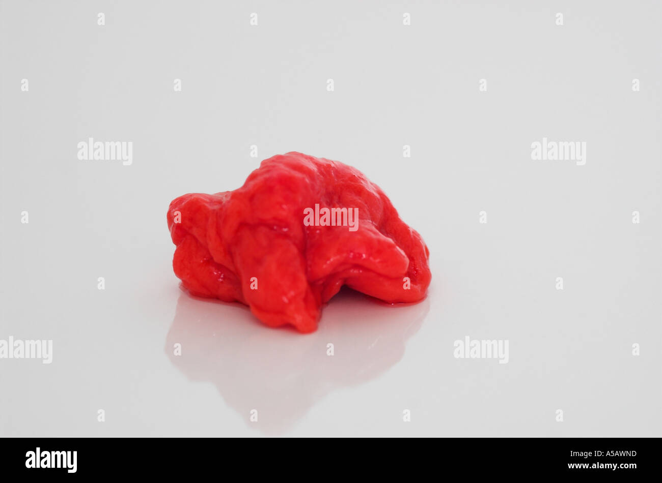 Pezzo di masticazione red chewing gum Foto Stock