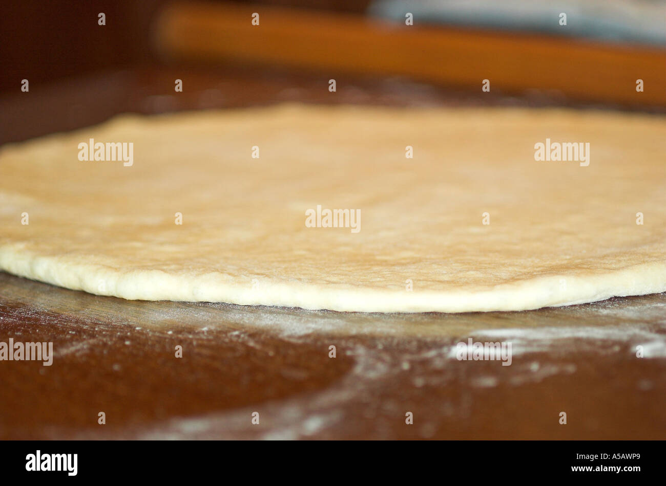 Pasta laminata e perno di rotolamento sul tavolo Foto Stock