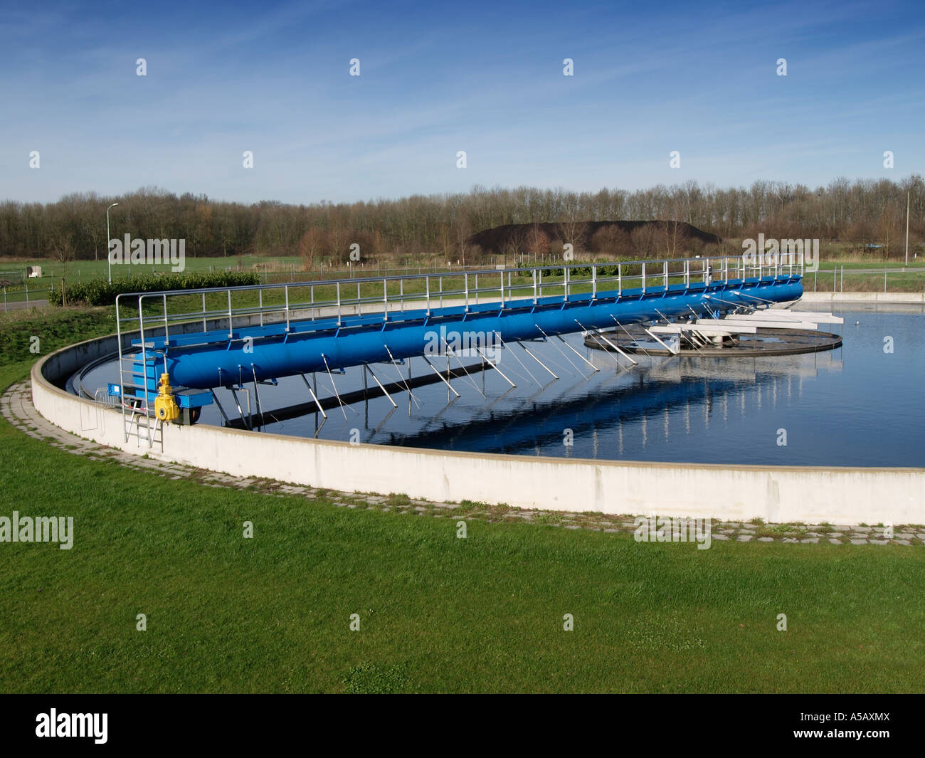 Bacinella piena di fresco e quasi acqua pulita nell'ultimo stadio di purificazione dell'acqua Tiel nei Paesi Bassi Foto Stock