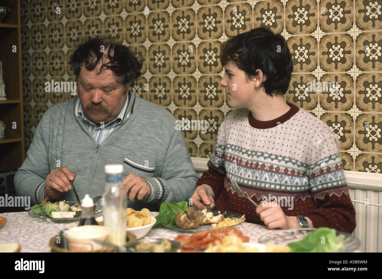 La famiglia nei tardi anni settanta aventi la loro tè Foto Stock