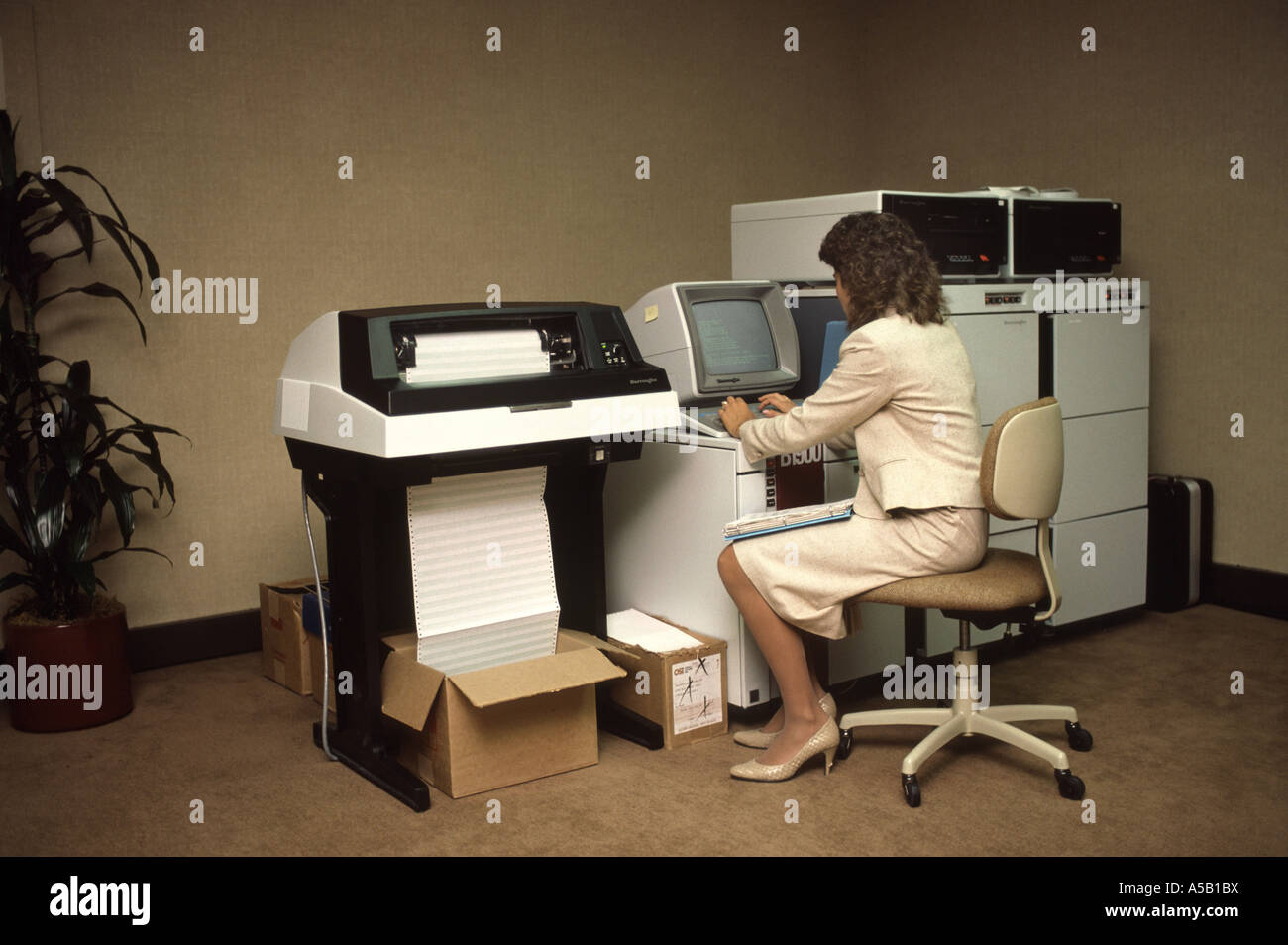 Inquadratura storica della donna a un computer di grandi dimensioni prese presso la Silicon Valley in California 1978 Foto Stock