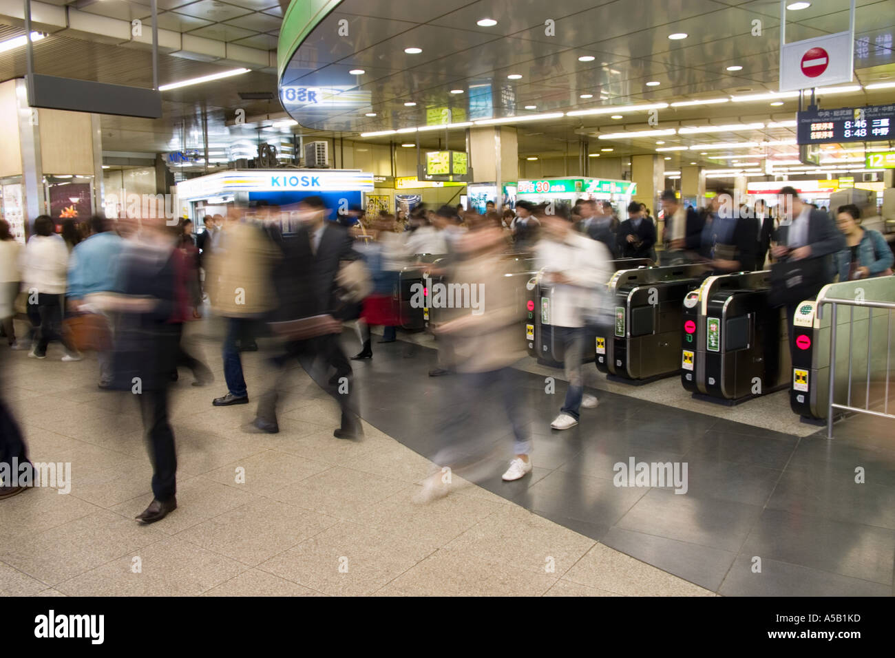 Persone in uscita da una stazione di movimento sfocato Foto Stock Persone in uscita da una stazione di movimento sfocato Foto Stock