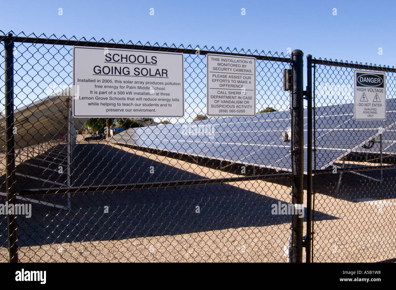 Photo Voltaic Pannello solare installare presso una scuola pubblica nel limoneto, California Foto Stock