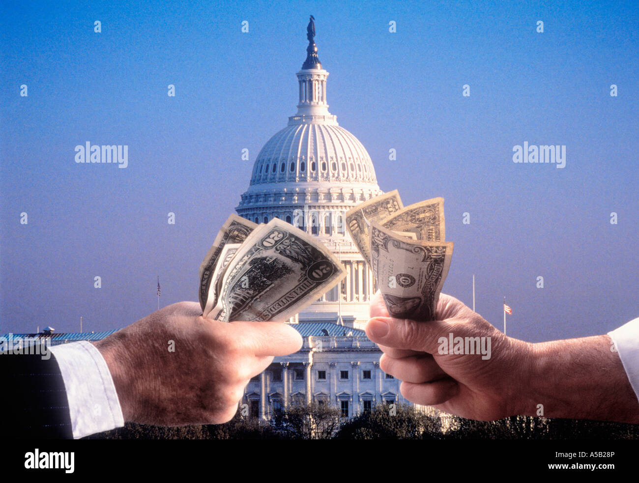 Soldi che cambiano hands.The Capitol Washington DC. Due uomini che si scambiano dollari americani. Investire denaro. Valuta USA. Spesa pubblica Commercio USA Foto Stock
