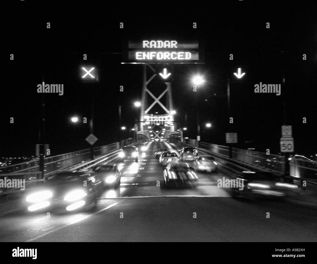 Occupato di sfocatura del traffico notturno di guida off bridge. Foto Stock