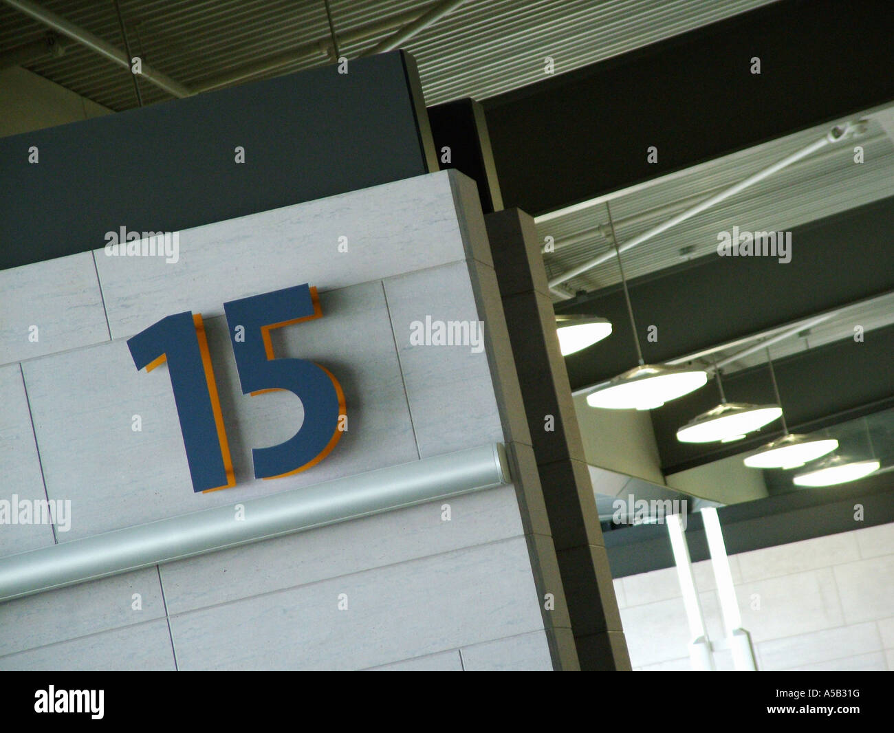 Gate 15 partenze cancello in aeroporto. Foto Stock