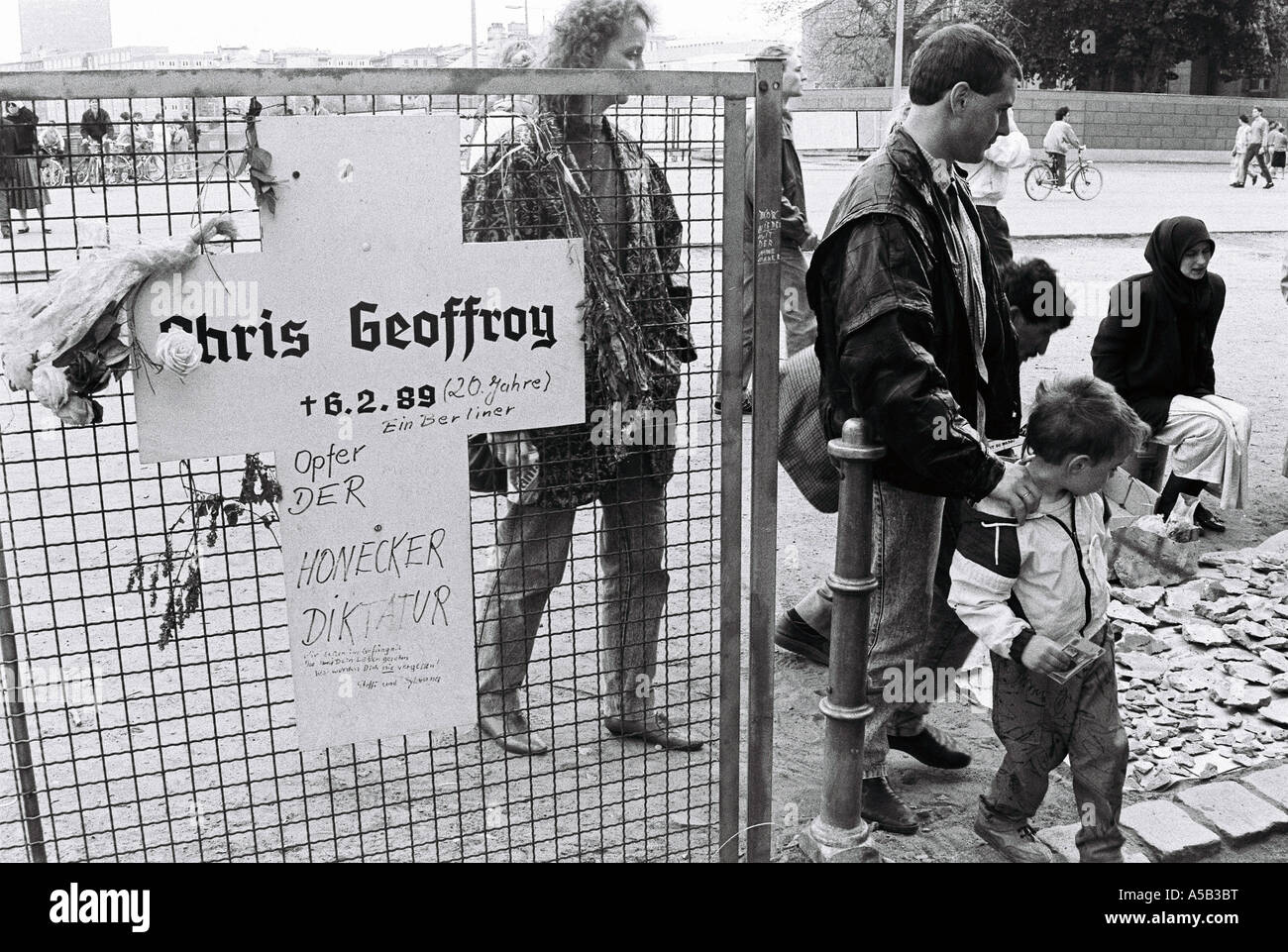 Memoriale per la morte di una persona che ha tentato di sottrarsi alla Berlino est poco prima della caduta del muro di Berlino, 1989. Foto Stock