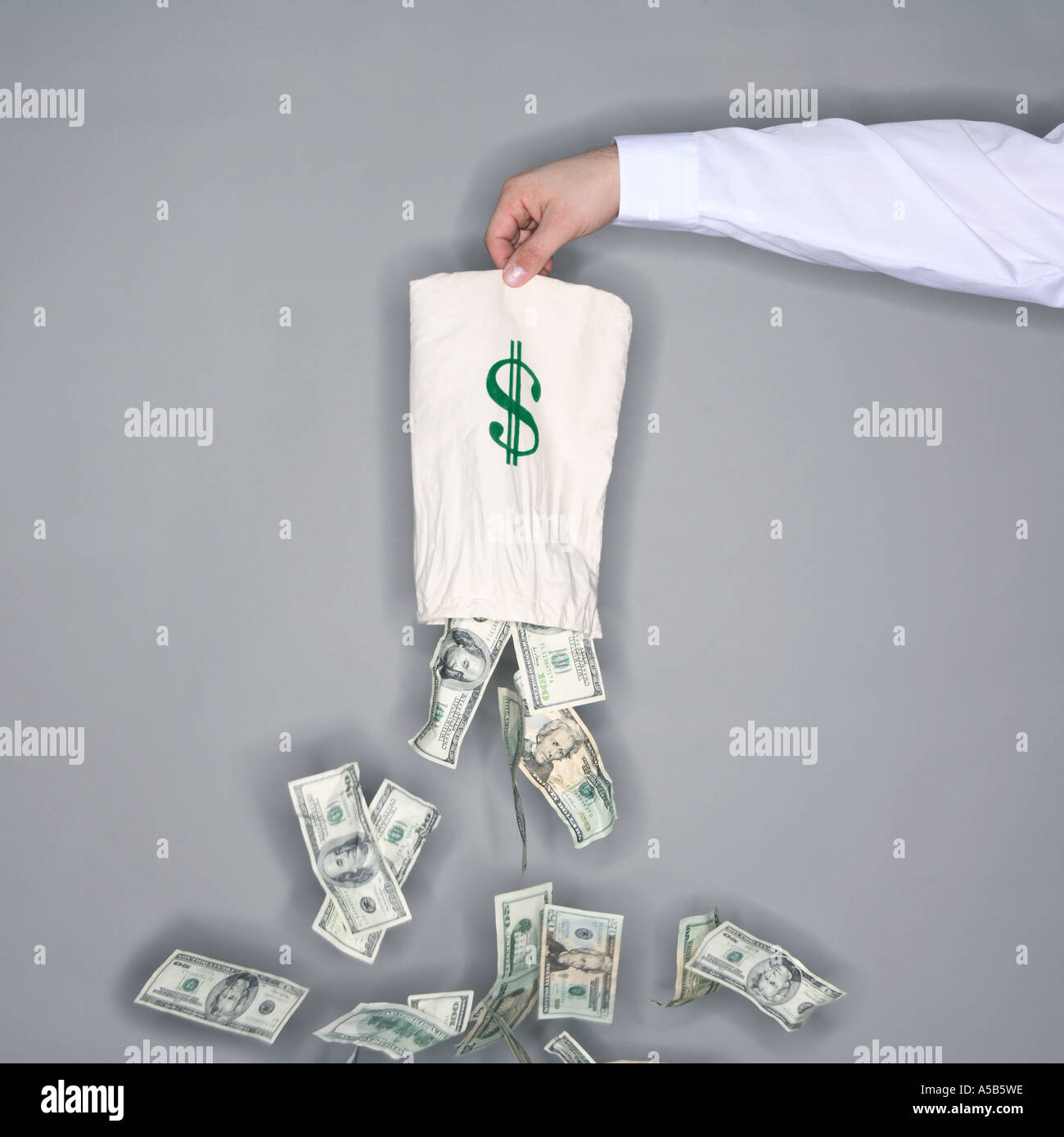 Lo svuotamento del braccio moneybag Foto Stock