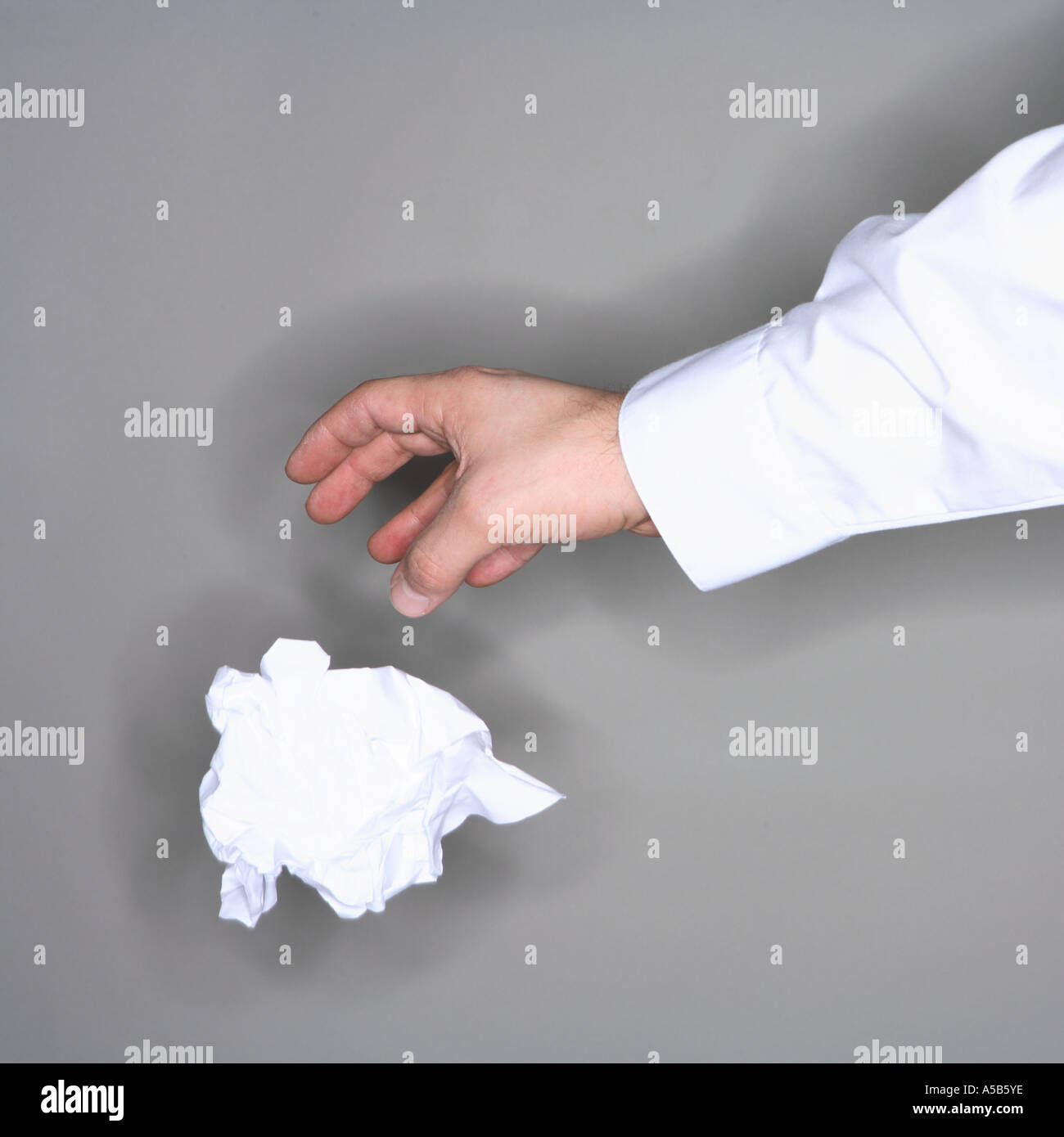 Mano a buttare via la carta stropicciata Foto Stock