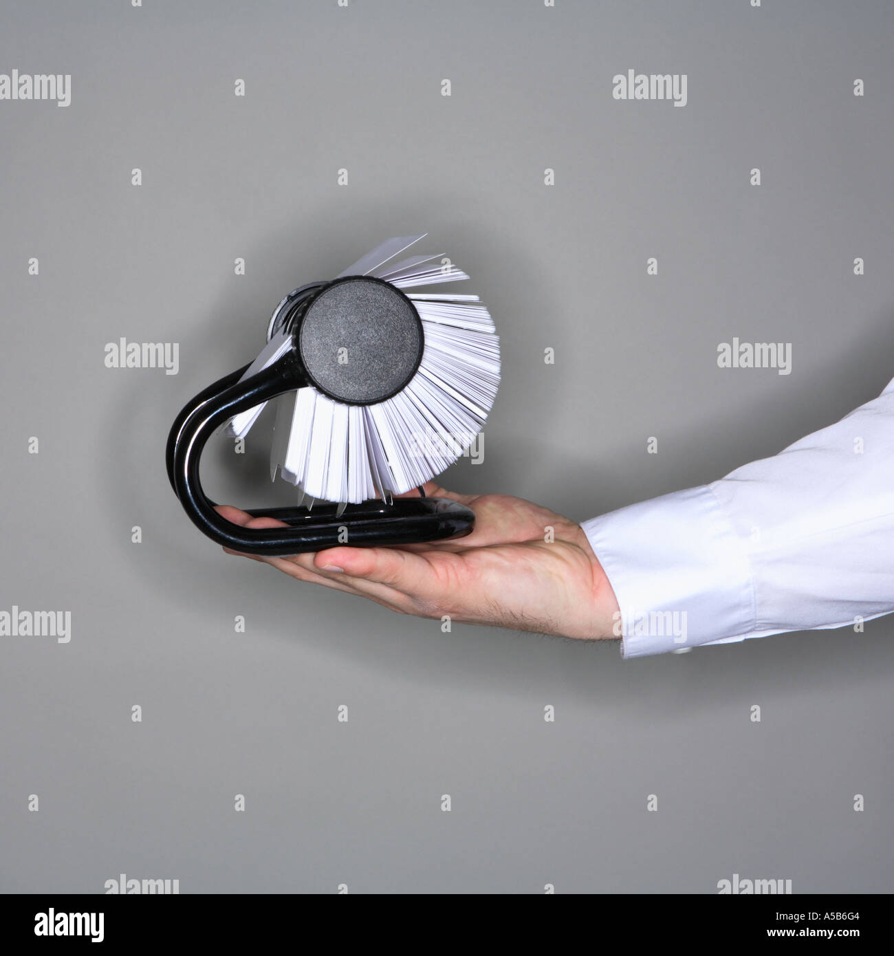 Business man tenendo la scheda file Foto Stock