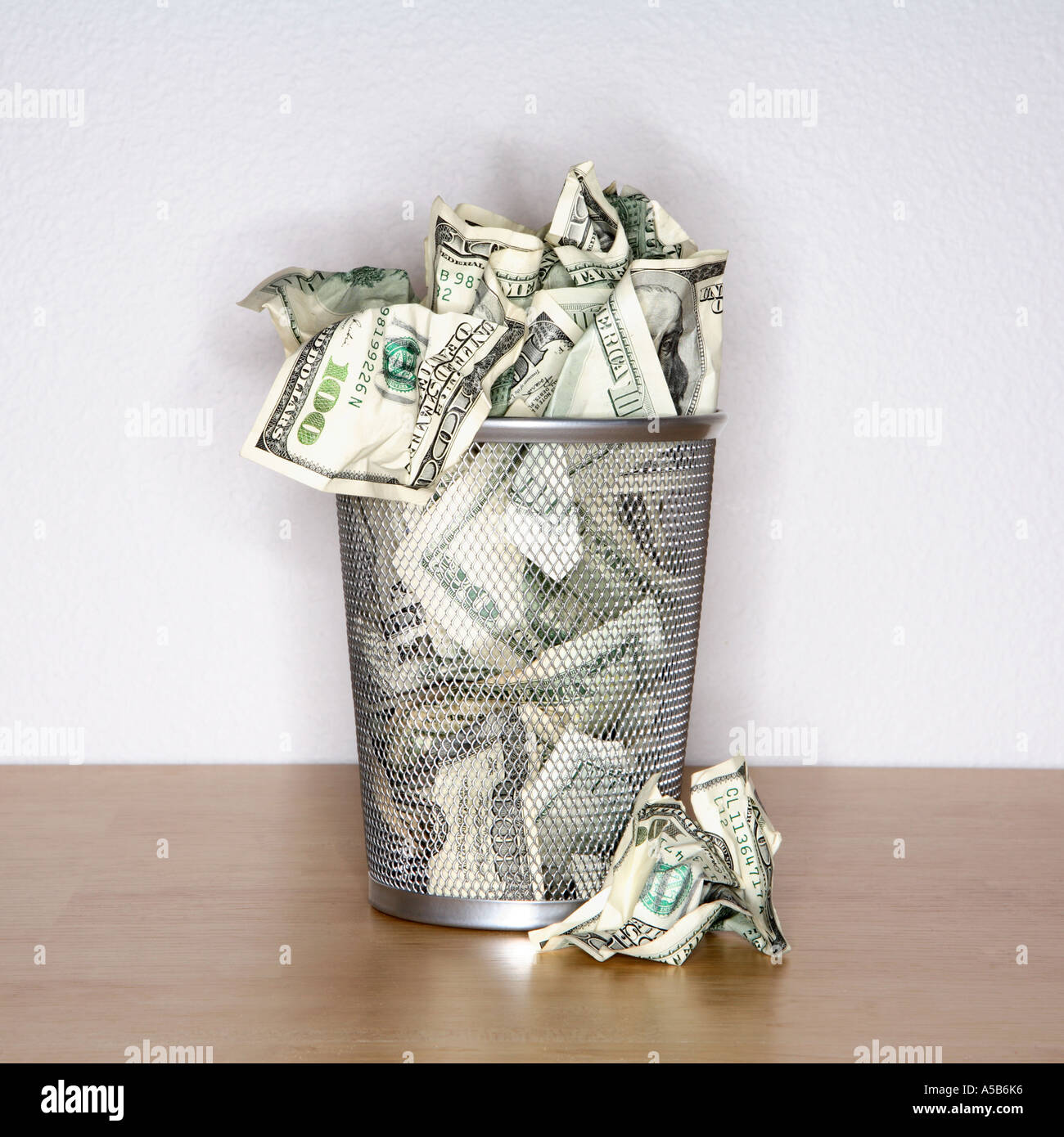 Il denaro nella spazzatura Foto Stock