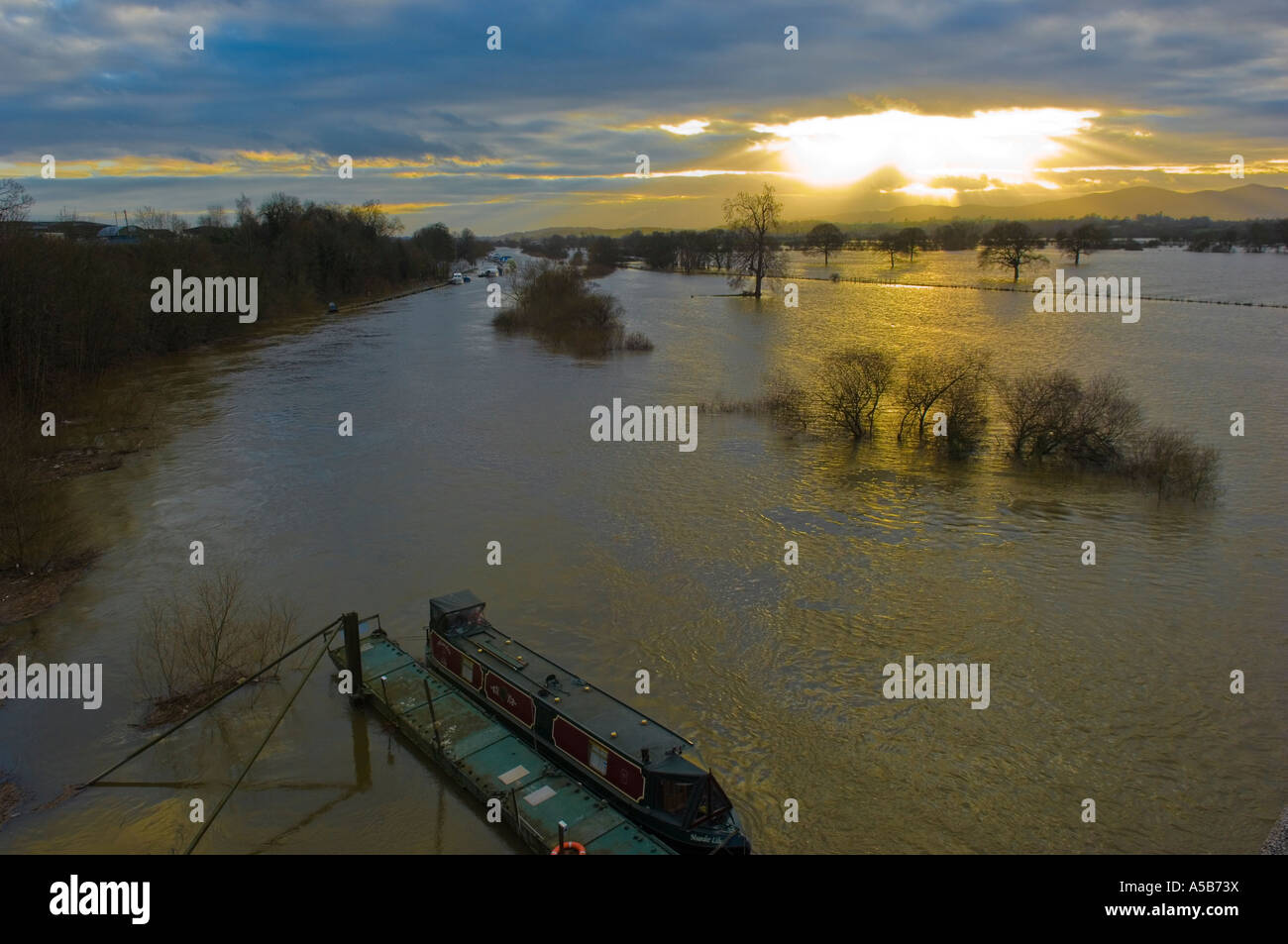Le inondazioni del fiume Severn fuori Worcester Foto Stock