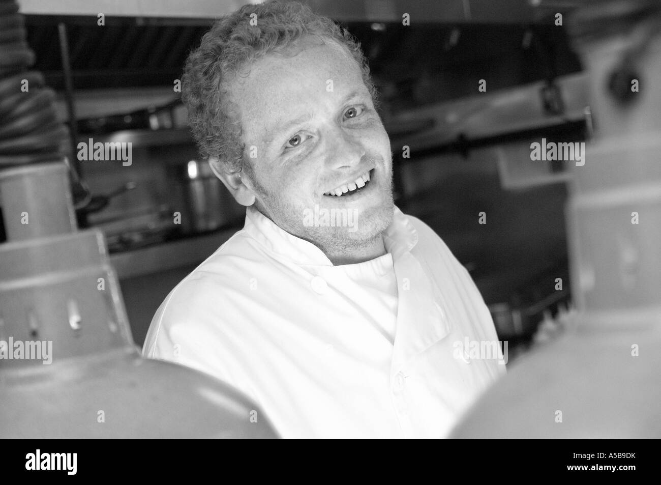 Uno chef in cucina. Foto Stock